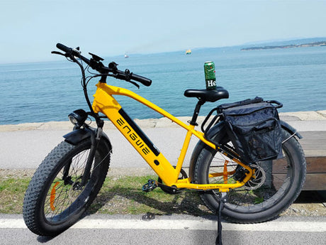 żółty engwe e26 zaparkowany na plaży