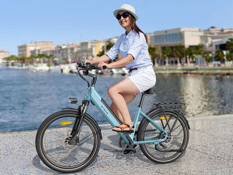 Kobieta jadąca na rowerze elektrycznym ENGWE P275 SE